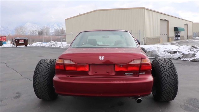 Xe Honda biến hình thành xe đua F1 dưới hình dạng cực dị - Ảnh 2. Xe Honda biến hình thành xe đua F1 dưới hình dạng cực dị - Ảnh 2.
