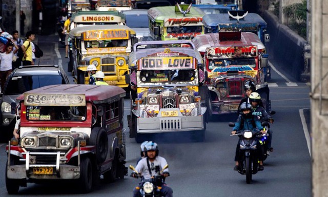 Hình ảnh “chất lừ” của xe buýt nhỏ jeepney trên đường phố Manila - Ảnh 1.