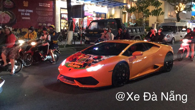 Đầu cầu Đà Nẵng cũng thể hiện độ chơi với bộ đôi siêu xe Lamborghini độ khủng - Ảnh 4.