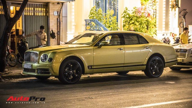 Điểm mặt bộ 3 Rolls-Royce và Bentley độc đáo của đại gia Dũng lò vôi trưng trên phố dịp cuối năm - Ảnh 5. Điểm mặt bộ 3 Rolls-Royce và Bentley độc đáo của đại gia Dũng lò vôi trưng trên phố dịp cuối năm - Ảnh 5.