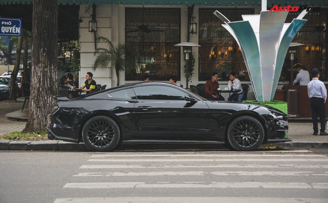Dân chơi Hà Nội mang bộ tứ siêu xe Lamborghini đặc biệt và loạt Ford Mustang xếp hàng dài trên phố thu hút sự chú ý của người dân - Ảnh 13.