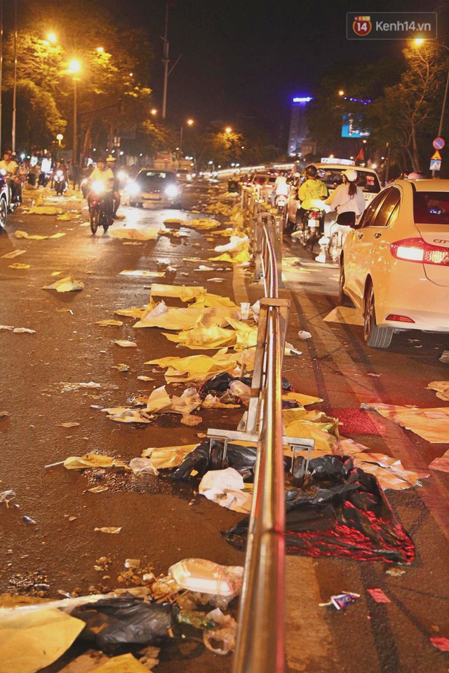 Sài Gòn ngập rác đêm giao thừa: Đằng sau niềm vui năm mới là đêm trắng của công nhân vệ sinh - Ảnh 2.