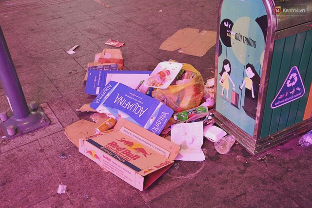 Sài Gòn ngập rác đêm giao thừa: Đằng sau niềm vui năm mới là đêm trắng của công nhân vệ sinh - Ảnh 5.