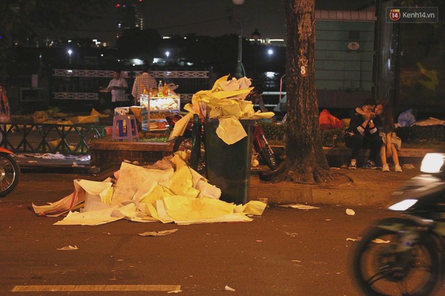 Sài Gòn ngập rác đêm giao thừa: Đằng sau niềm vui năm mới là đêm trắng của công nhân vệ sinh - Ảnh 6.