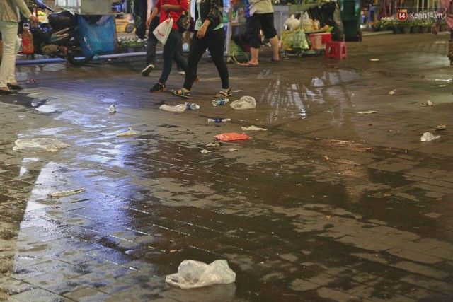 Sài Gòn ngập rác đêm giao thừa: Đằng sau niềm vui năm mới là đêm trắng của công nhân vệ sinh - Ảnh 7.
