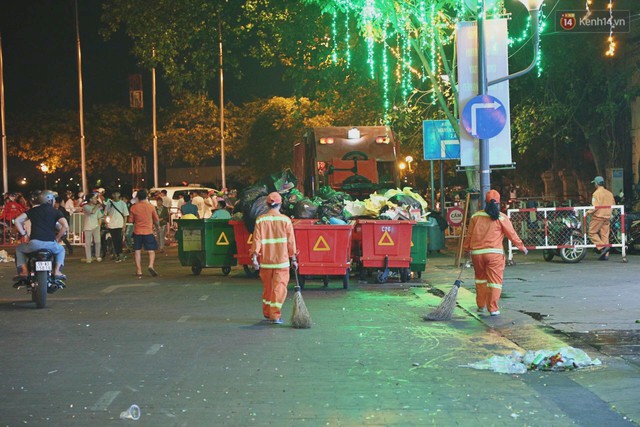Sài Gòn ngập rác đêm giao thừa: Đằng sau niềm vui năm mới là đêm trắng của công nhân vệ sinh - Ảnh 8.
