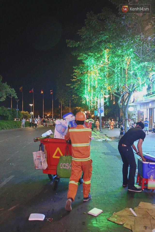 Sài Gòn ngập rác đêm giao thừa: Đằng sau niềm vui năm mới là đêm trắng của công nhân vệ sinh - Ảnh 9.