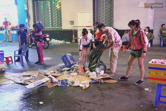Sài Gòn ngập rác đêm giao thừa: Đằng sau niềm vui năm mới là đêm trắng của công nhân vệ sinh - Ảnh 10.