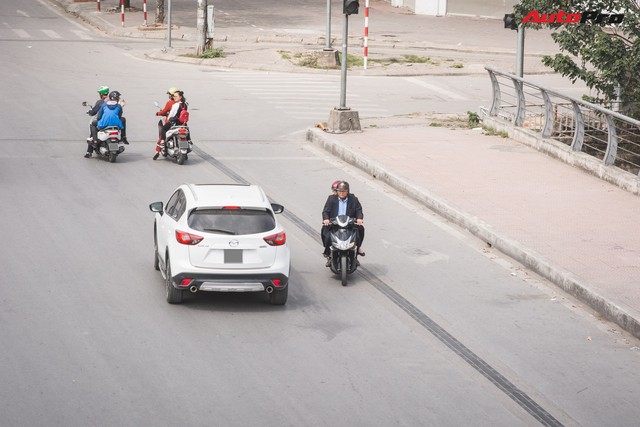 Dân Hà Nội đi chơi Tết: 1001 kiểu diện nhưng đều giống nhau ở 1 điểm chết người này - Ảnh 8.