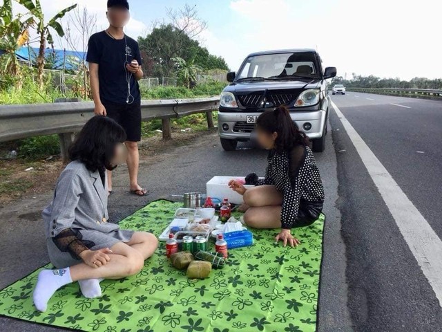 Hình ảnh gây phẫn nộ: Cả gia đình trải bạt, ăn uống trên cao tốc Nội Bài - Lào Cai bất chấp dòng phương tiện chạy rầm rập - Ảnh 2.