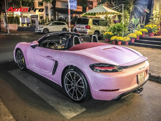 Bộ cánh hồng độc nhất vô nhị trên chiếc Porsche Boxster tại Sài Gòn khiến người ta hoa mắt khi nhìn gần - Ảnh 1.