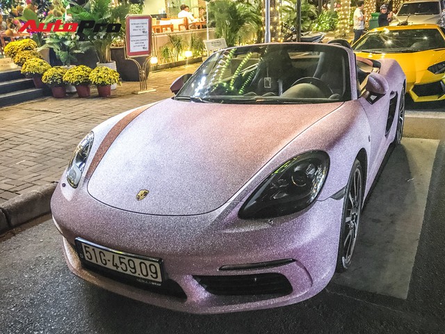 Bộ cánh hồng độc nhất vô nhị trên chiếc Porsche Boxster tại Sài Gòn khiến người ta hoa mắt khi nhìn gần - Ảnh 2.