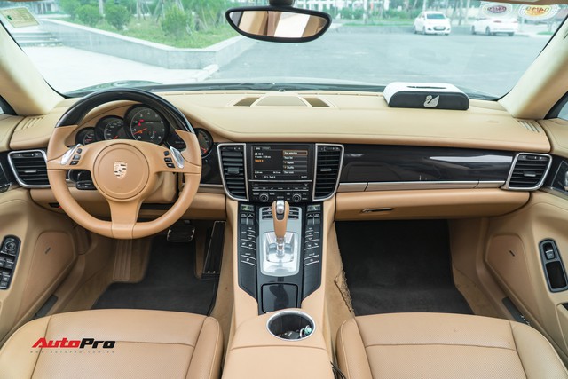 Sau 9 năm tuổi và 7 vạn km, Porsche Panamera vẫn đắt ngang Mercedes-Benz C300 AMG - Ảnh 5. Sau 9 năm tuổi và 7 vạn km, Porsche Panamera vẫn đắt ngang Mercedes-Benz C300 AMG - Ảnh 5.