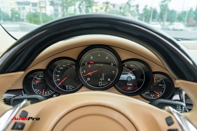 Sau 9 năm tuổi và 7 vạn km, Porsche Panamera vẫn đắt ngang Mercedes-Benz C300 AMG - Ảnh 8. Sau 9 năm tuổi và 7 vạn km, Porsche Panamera vẫn đắt ngang Mercedes-Benz C300 AMG - Ảnh 8.