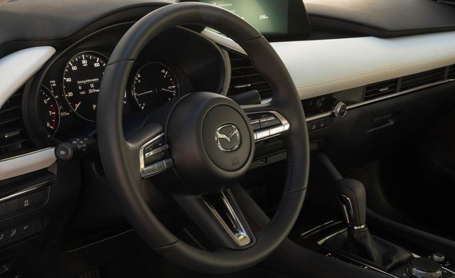 Đánh giá Mazda3 2019: Dễ hiểu vì sao người Việt mong THACO nhập về đến thế - Ảnh 8.