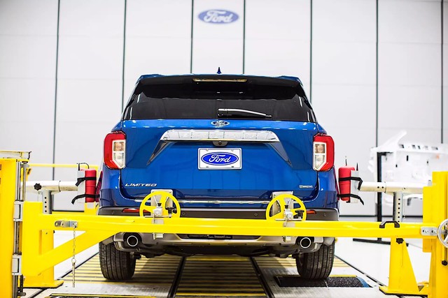 Bật mí cách Ford biến Explorer 2020 thành rạp phim 4 bánh - Ảnh 1.