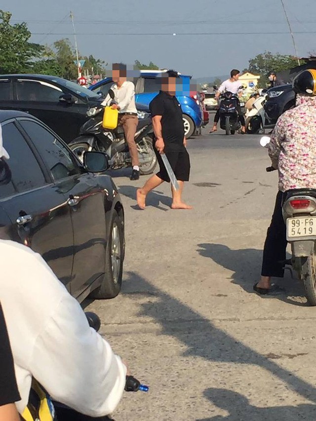 Người đàn ông vác dao ra doạ tài xế liên tục bấm còi, chửi bới vì tắc đường ở Bắc Ninh - Ảnh 1.