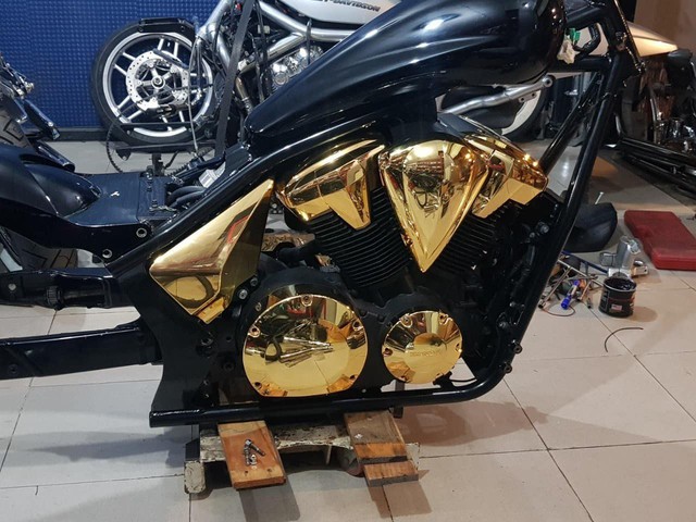 Khoe 3 chiếc mô tô mạ vàng giá gần 10 tỷ đồng, Phúc XO hứa tặng cả 3 nếu ai có chiếc tương tự - Ảnh 9. Khoe 3 chiếc mô tô mạ vàng giá gần 10 tỷ đồng, Phúc XO hứa tặng cả 3 nếu ai có chiếc tương tự - Ảnh 9.