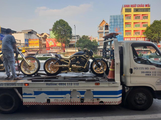 Khoe 3 chiếc mô tô mạ vàng giá gần 10 tỷ đồng, Phúc XO hứa tặng cả 3 nếu ai có chiếc tương tự - Ảnh 5. Khoe 3 chiếc mô tô mạ vàng giá gần 10 tỷ đồng, Phúc XO hứa tặng cả 3 nếu ai có chiếc tương tự - Ảnh 5.