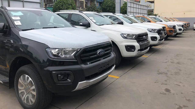 Hàng ngàn xe bán tải nhập về 'né' lệ phí trước bạ tăng