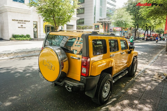 Khủng long Hummer H3 màu vàng siêu hiếm của đại gia Sài Gòn - Ảnh 3. Khủng long Hummer H3 màu vàng siêu hiếm của đại gia Sài Gòn - Ảnh 3.
