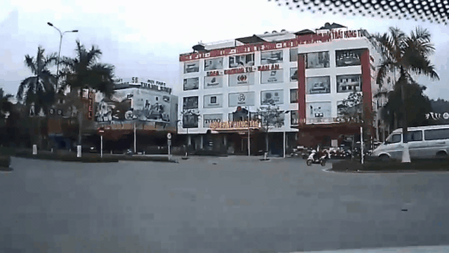 Chiếc Mercedes húc tung người ở "điểm đen" giao thông, nguyên nhân thực sự gây tranh cãi