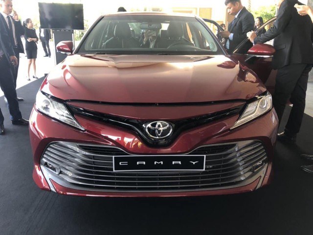 Toyota Camry 2019 lộ diện trong sự kiện nội bộ đại lý: Nhiều trang bị cao cấp hơn trước - Ảnh 1.