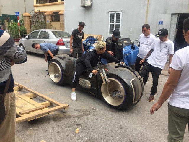 Những lần chơi lớn khiến đám đông Việt Nam trầm trồ của Đức Tào Phớ - Biker vừa tậu Tron Light Cycle tiền tỷ - Ảnh 1. Những lần chơi lớn khiến đám đông Việt Nam trầm trồ của Đức Tào Phớ - Biker vừa tậu Tron Light Cycle tiền tỷ - Ảnh 1.