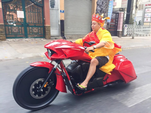 Những lần chơi lớn khiến đám đông Việt Nam trầm trồ của Đức Tào Phớ - Biker vừa tậu Tron Light Cycle tiền tỷ - Ảnh 4. Những lần chơi lớn khiến đám đông Việt Nam trầm trồ của Đức Tào Phớ - Biker vừa tậu Tron Light Cycle tiền tỷ - Ảnh 4.
