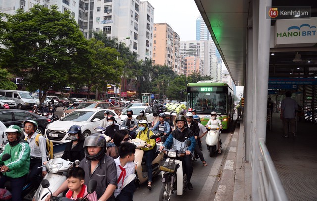 Chùm ảnh: Đây là cảnh tượng diễn ra mỗi ngày trên tuyến đường Hà Nội dự kiến cấm xe máy vào giờ cao điểm - Ảnh 1.