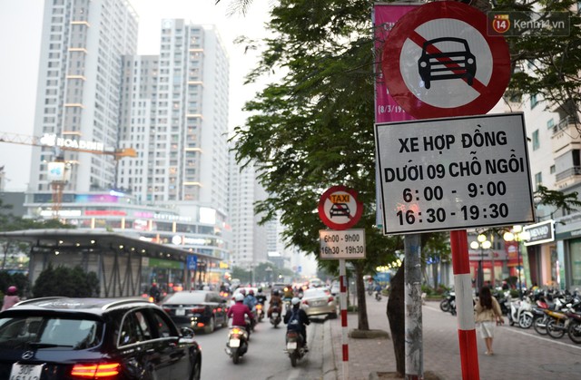 Chùm ảnh: Đây là cảnh tượng diễn ra mỗi ngày trên tuyến đường Hà Nội dự kiến cấm xe máy vào giờ cao điểm - Ảnh 2.