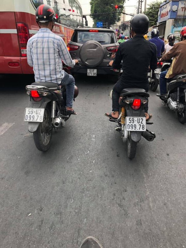 Biển số xe sinh đôi khiến cả phố liên tục dụi mắt - Ảnh 1. Biển số xe sinh đôi khiến cả phố liên tục dụi mắt - Ảnh 1.