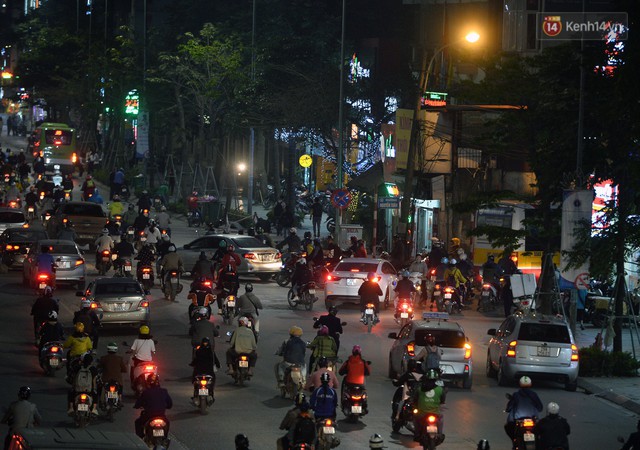 Chùm ảnh: Đây là cảnh tượng diễn ra mỗi ngày trên tuyến đường Hà Nội dự kiến cấm xe máy vào giờ cao điểm - Ảnh 12.