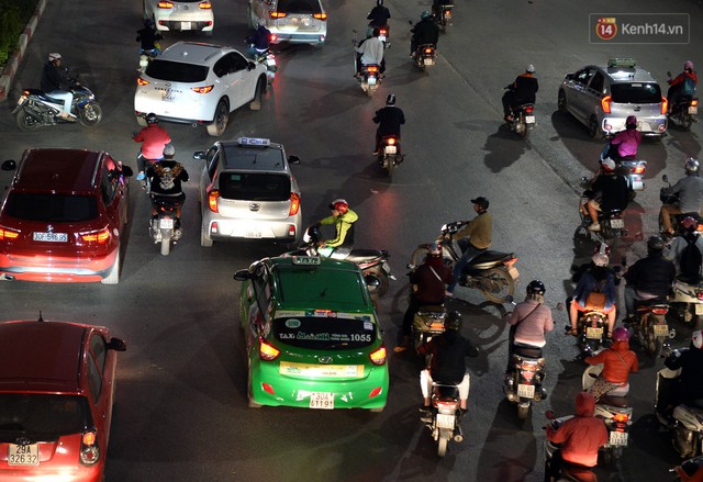 Chùm ảnh: Đây là cảnh tượng diễn ra mỗi ngày trên tuyến đường Hà Nội dự kiến cấm xe máy vào giờ cao điểm - Ảnh 14.