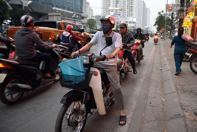 Chùm ảnh: Đây là cảnh tượng diễn ra mỗi ngày trên tuyến đường Hà Nội dự kiến cấm xe máy vào giờ cao điểm - Ảnh 3.