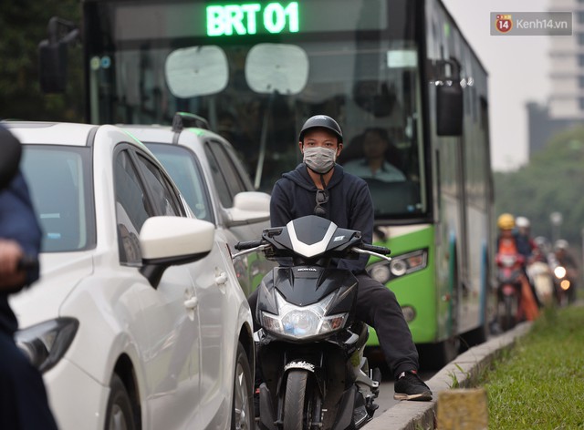Chùm ảnh: Đây là cảnh tượng diễn ra mỗi ngày trên tuyến đường Hà Nội dự kiến cấm xe máy vào giờ cao điểm - Ảnh 5.