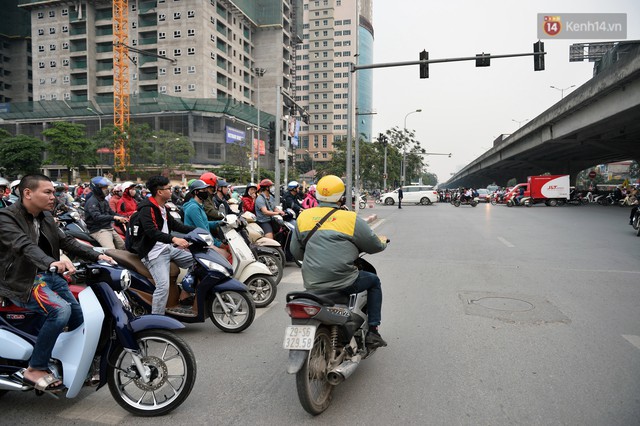 Chùm ảnh: Đây là cảnh tượng diễn ra mỗi ngày trên tuyến đường Hà Nội dự kiến cấm xe máy vào giờ cao điểm - Ảnh 6.