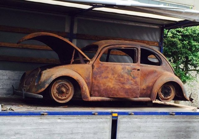 Volkswagen Beetle lâu đời nhất thế giới bị thiêu rụi hoàn toàn nhưng được phục chế đẹp như mới - Ảnh 1. Volkswagen Beetle lâu đời nhất thế giới bị thiêu rụi hoàn toàn nhưng được phục chế đẹp như mới - Ảnh 1.