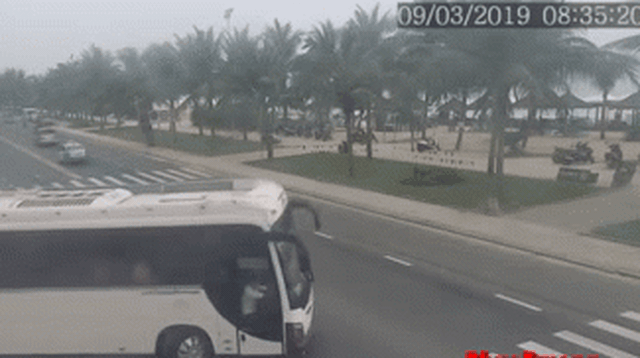 Cận cảnh pha quay đầu của xe khách gây tai nạn liên hoàn ở Đà Nẵng