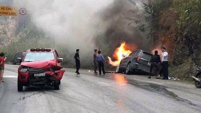 Ford Explorer cháy trơ khung sau va chạm với xe bán tải trên Quốc lộ 6