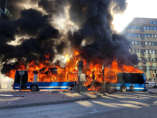 Kinh hoàng xe bus phát nổ như bom ngay trên phố - Ảnh 2. Kinh hoàng xe bus phát nổ như bom ngay trên phố - Ảnh 2.