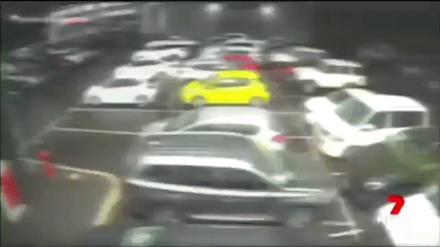 Clip: 2 'trẻ trâu' chưa đầy 13 tuổi đập 37 xe, phá tan hoang đại lý Toyota