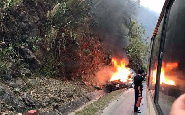 Ford Explorer cháy trơ khung sau va chạm với xe bán tải trên Quốc lộ 6 - Ảnh 1. Ford Explorer cháy trơ khung sau va chạm với xe bán tải trên Quốc lộ 6 - Ảnh 1.