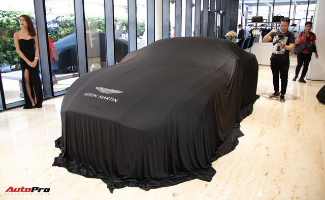 Aston Martin khai trương showroom đầu tiên tại Việt Nam, giá bán xe từ 15 tỷ đồng - Ảnh 1.