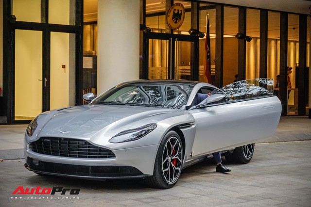 Đại gia Việt mang siêu xe, siêu sang tiền tỷ tới buổi khai trương showroom Aston Martin tại Sài Gòn, có đại gia mang tới cả 3 chiếc - Ảnh 3.