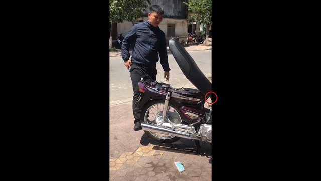 Honda Dream độ mở cốp rảnh tay như xe sang và sự thật bất ngờ khiến nhiều người cười ngặt nghẽo - Ảnh 2. Honda Dream độ mở cốp rảnh tay như xe sang và sự thật bất ngờ khiến nhiều người cười ngặt nghẽo - Ảnh 2.