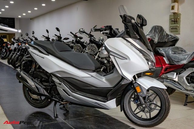 Lô hàng Honda Forza 300 nhập Ý đầu tiên về Việt Nam giá 360 triệu đồng, đã có 9 người đặt mua - Ảnh 1.