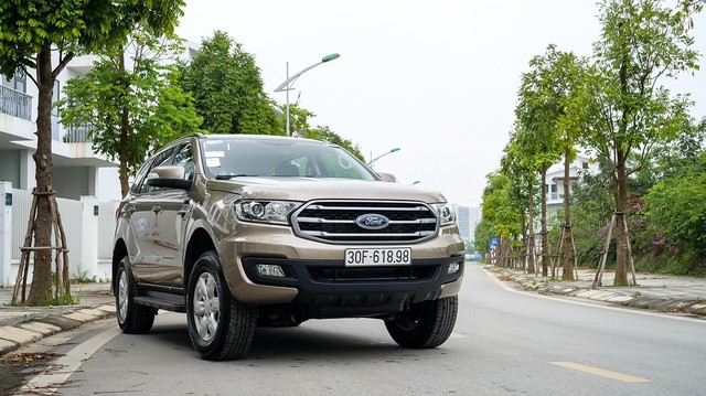 Ford Everest Ambiente - Bạn đồng hành lý tưởng trên mọi nẻo đường