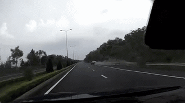Clip tai nạn kinh hoàng: Mercedes-Benz CLA lao qua làn ngược chiều, đâm nát Kia Carens