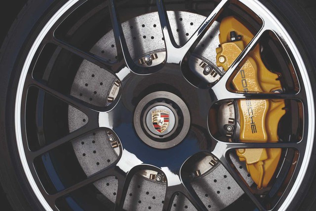 Porsche: Không muốn vệ sinh lốp? Hãy mua phanh gốm carbon còn sợ tã nhanh thì... thôi
